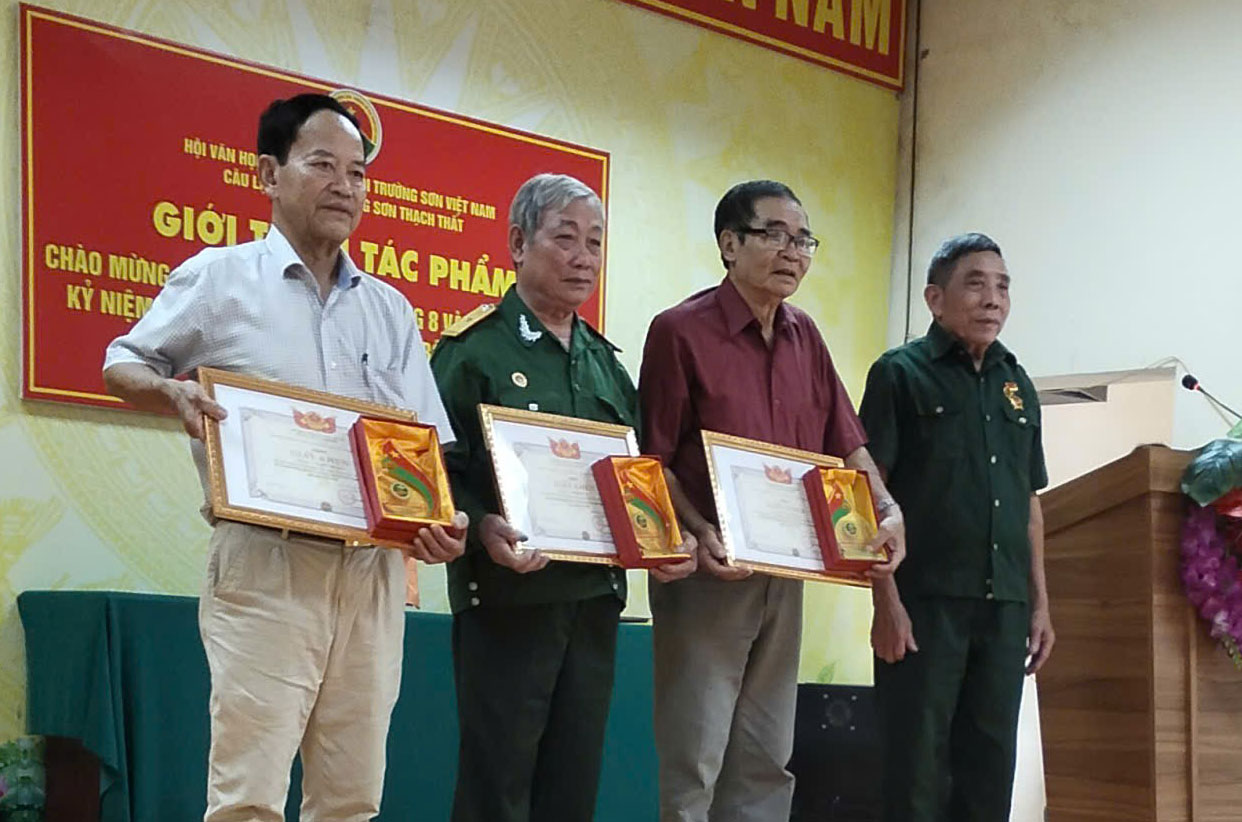 Câu lạc bộ Thơ Trường Sơn Thạch Thất, giới thiệu tác phẩm chào mừng Quốc khánh