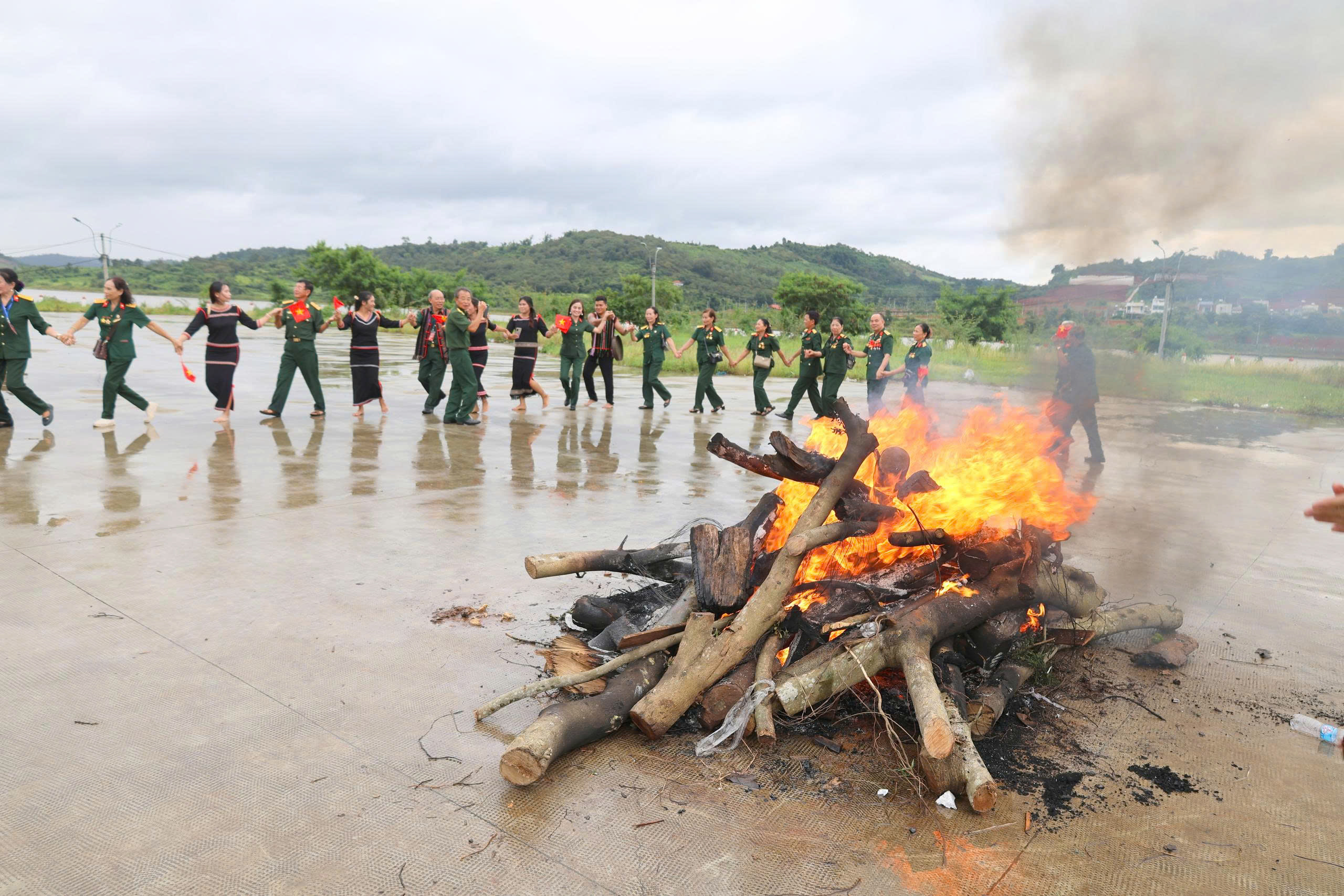Cháy ngọn lửa - Nơi “Một thời không thể nào quên” – Phạm Sinh