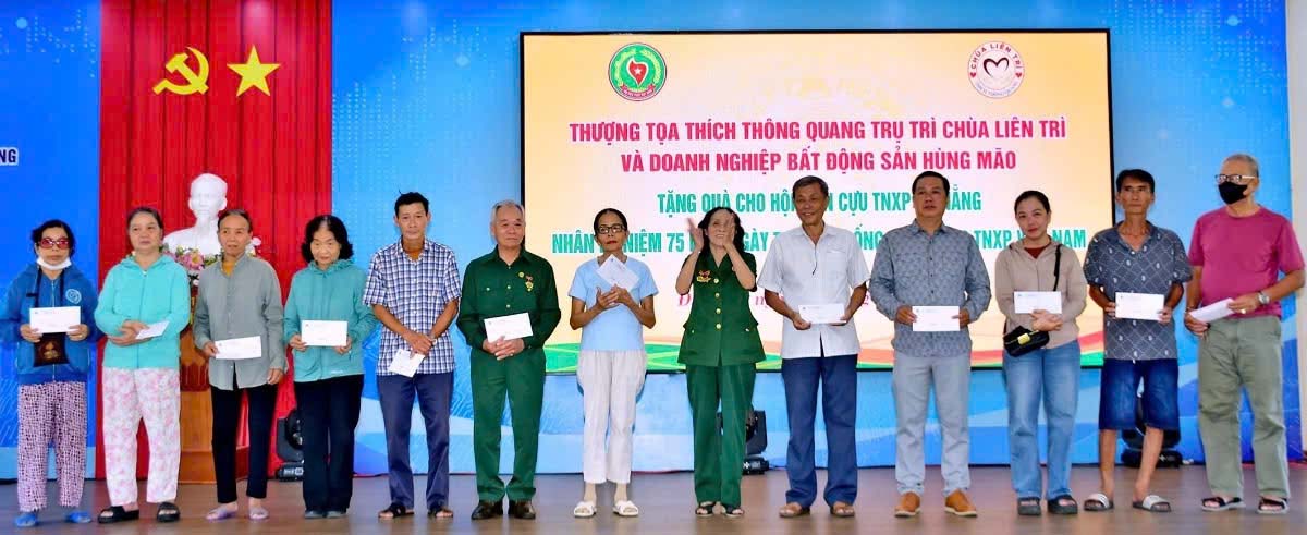 Thượng tọa Thích Thông Quang và Doanh nghiệp Hùng Mão trao quà cho hội viên Hội cựu TNXP thành phố Đà Nẵng