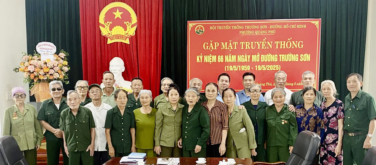 HỘI TS PHƯỜNG QUẢNG PHÚ, TP THANH HÓA GẶP MẶT GIAO LƯU NHÂN NGÀY TRUYỀN THỐNG BỘ ĐỘI TS          Chiều ngày 18 tháng 5 năm 2025, tại phòng họp tầng 3 công sở phường Quảng Phú, thành phố Thanh Hoá. Hội truyền thống Trường Sơn- đường Hồ Chí Minh phường Quảng Phú, thành phố Thanh Hoá (Hội Trường Sơn) đã tổ chức: “Gặp mặt kỷ niệm 66 năm ngày mở đường Hồ Chí Minh, ngày truyền thống Bộ đội Trường Sơn (19/5/1959- 19/5/2025)”          Tới dự về phía Hội Trường Sơn thành phố có đồng chí Hoàng Mạnh Hùng; 