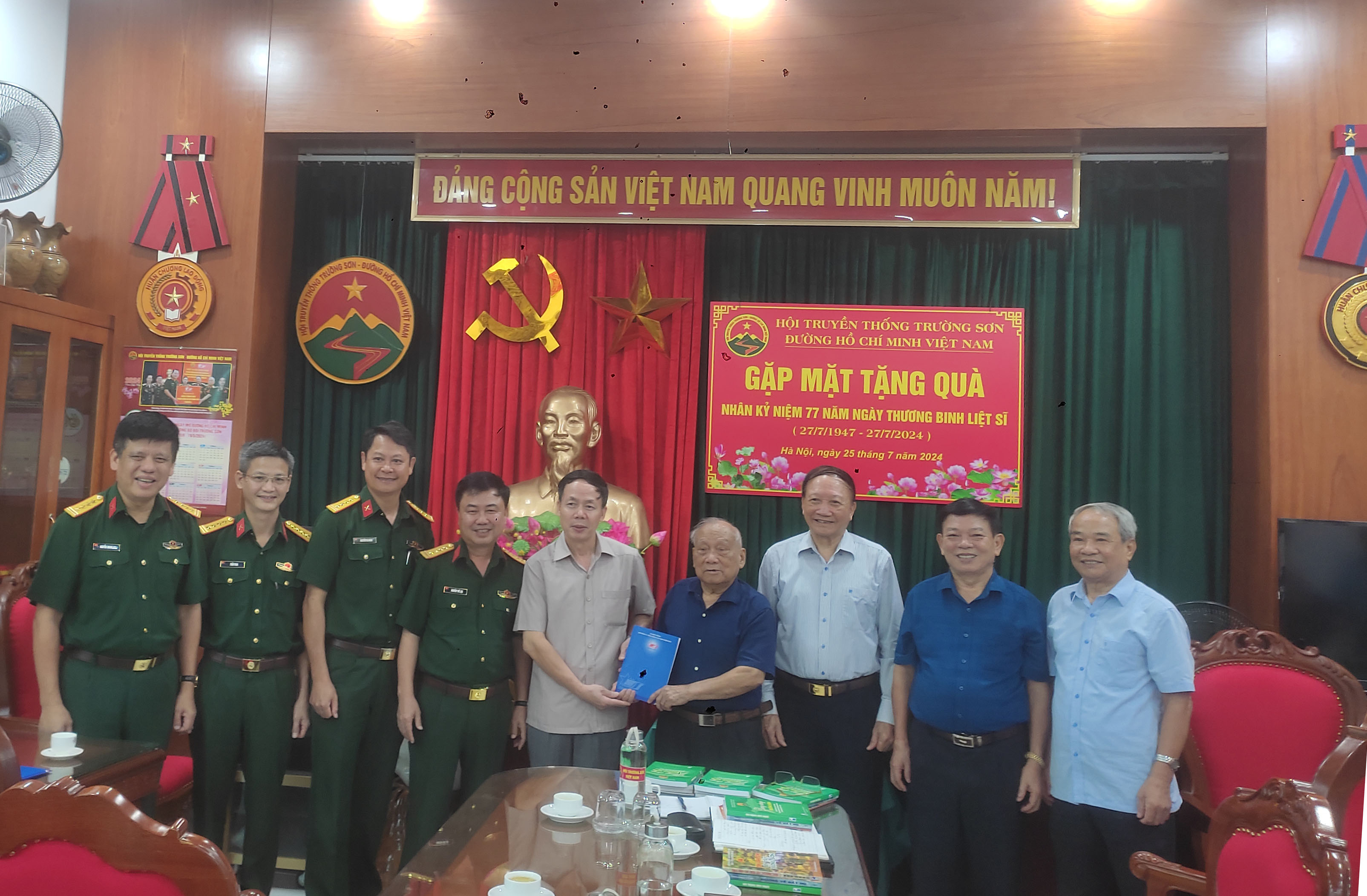 Đại tá Vũ Phúc Hậu nguyên PTL BĐ 12 và đại tá Nguyễn Thế Lực tân Phó tư lệnh binh đoàn 12 thăm Hội TSVN