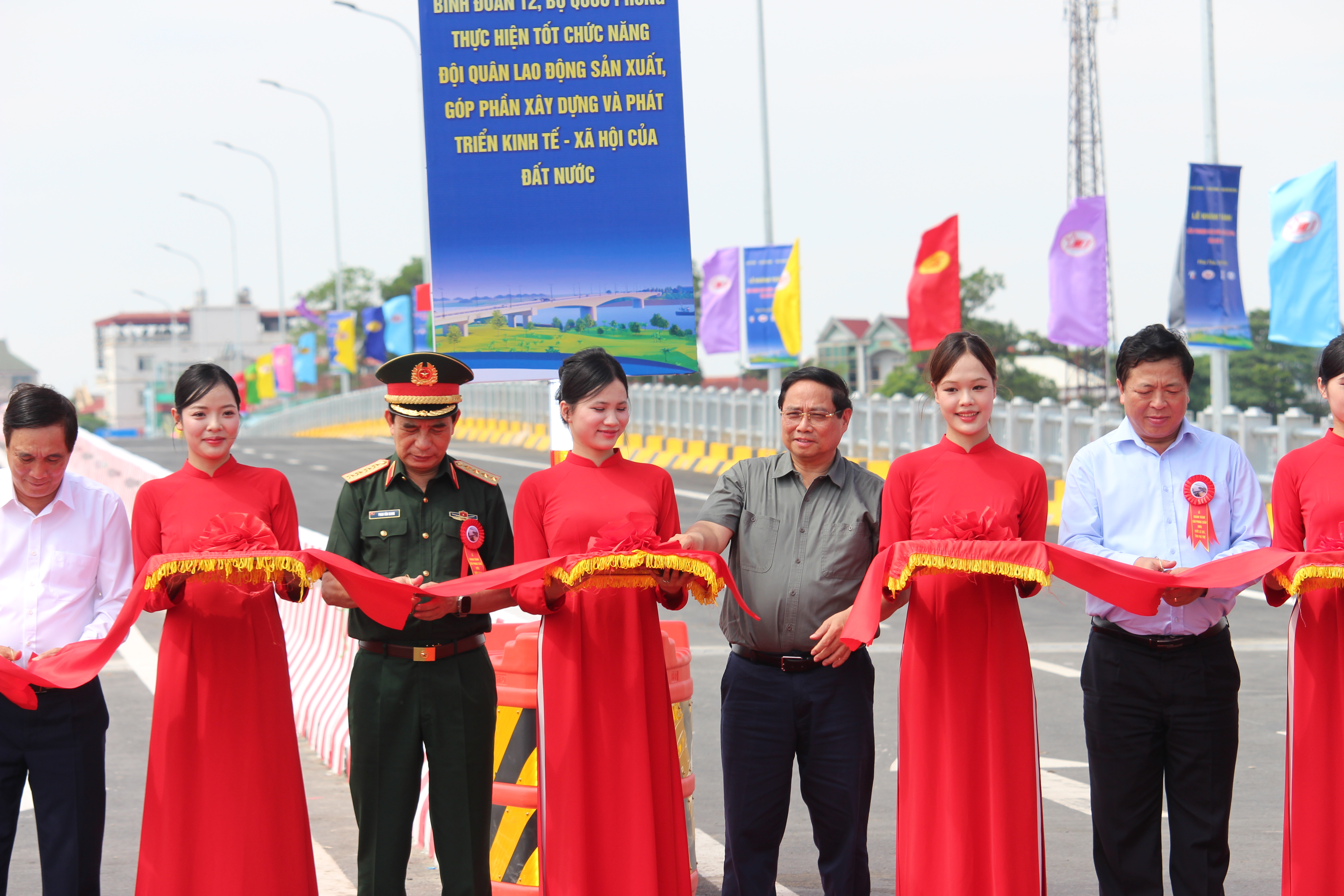 Binh đoàn 12 khánh thành cầu Phong Châu mới.