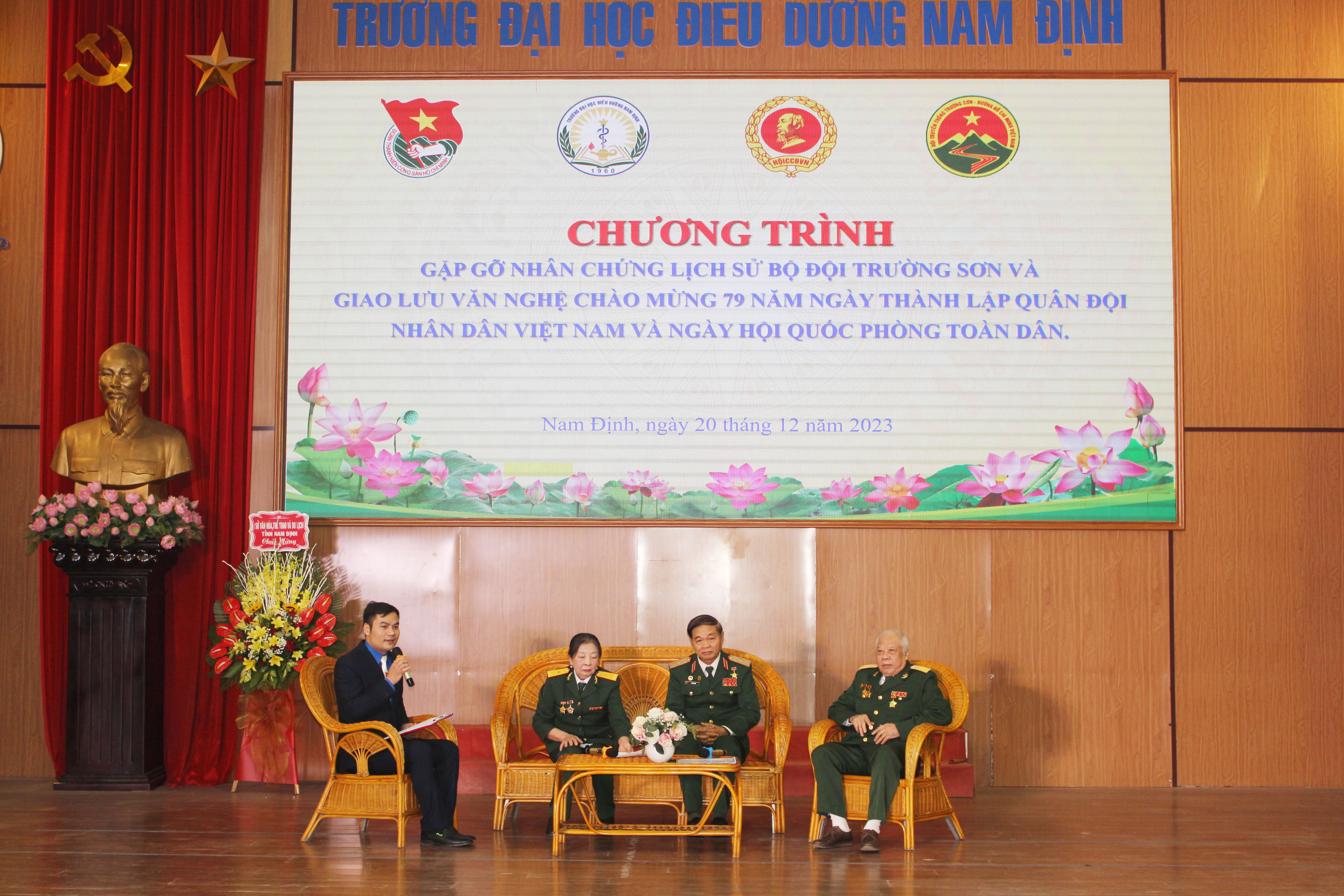 Hội Trường Sơn tỉnh Nam Định và Trường đại học điều dưỡng Nam Định gặp gỡ các nhân chứng lịch sử Bộ đội Trường Sơn.