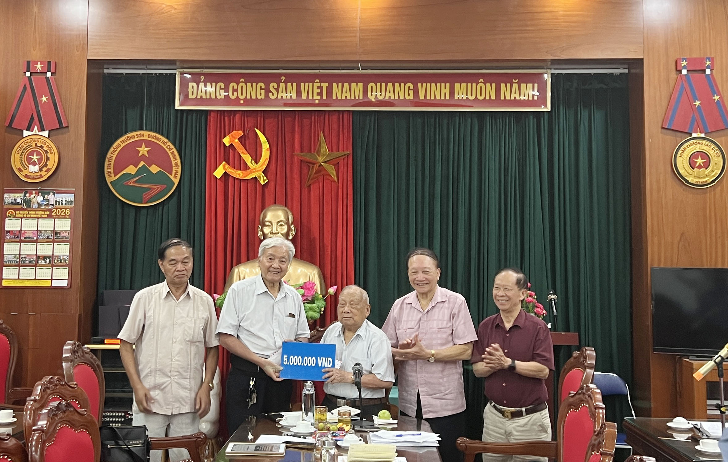 Nhà Văn Phạm Thành Long - Tác giả cuốn tiểu thuyết hành trình về phía mặt trời trao tặng Quỹ Nghĩa tình Trường Sơn và Quỹ Hội VH-NT Trường Sơn 10 triệu VNĐ.