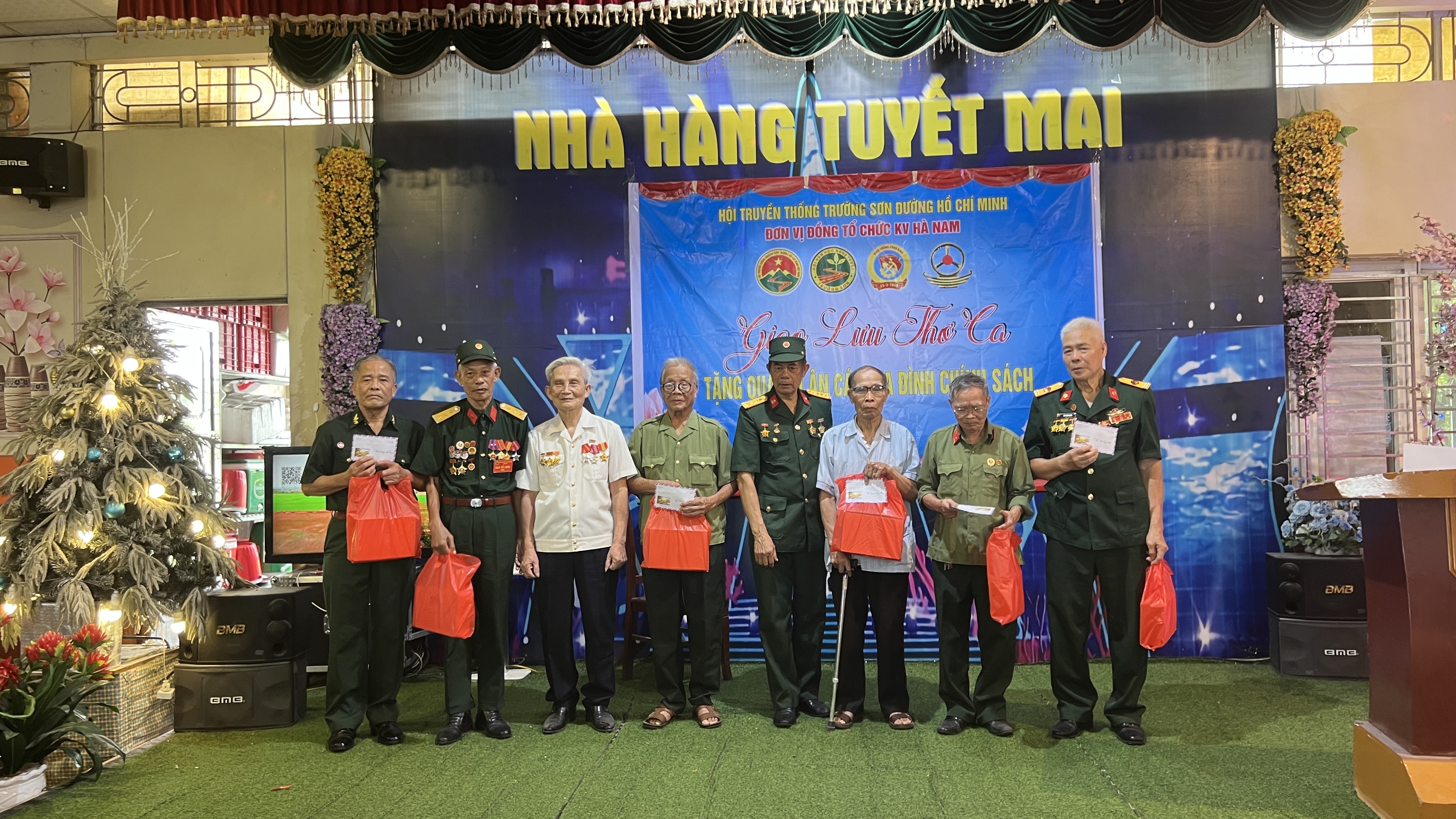 Chi hội Văn học-Nghệ thuật Trường Sơn khu vục Hà Nam giao lưu Thơ-Ca và tặng quà hội viên nhân ngày TBLS 27/7