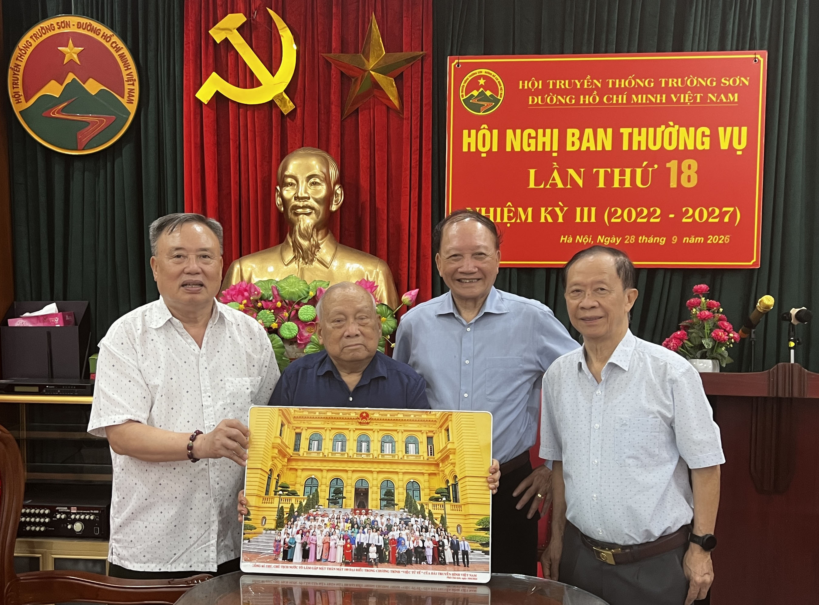 Doanh nhân CCB Trường Sơn Nguyễn Hải Âu vinh dự được cùng với 100 đại biểu tiêu biểu được TBT, Chủ tịch nước Tô Lâm gặp mặt thân mật