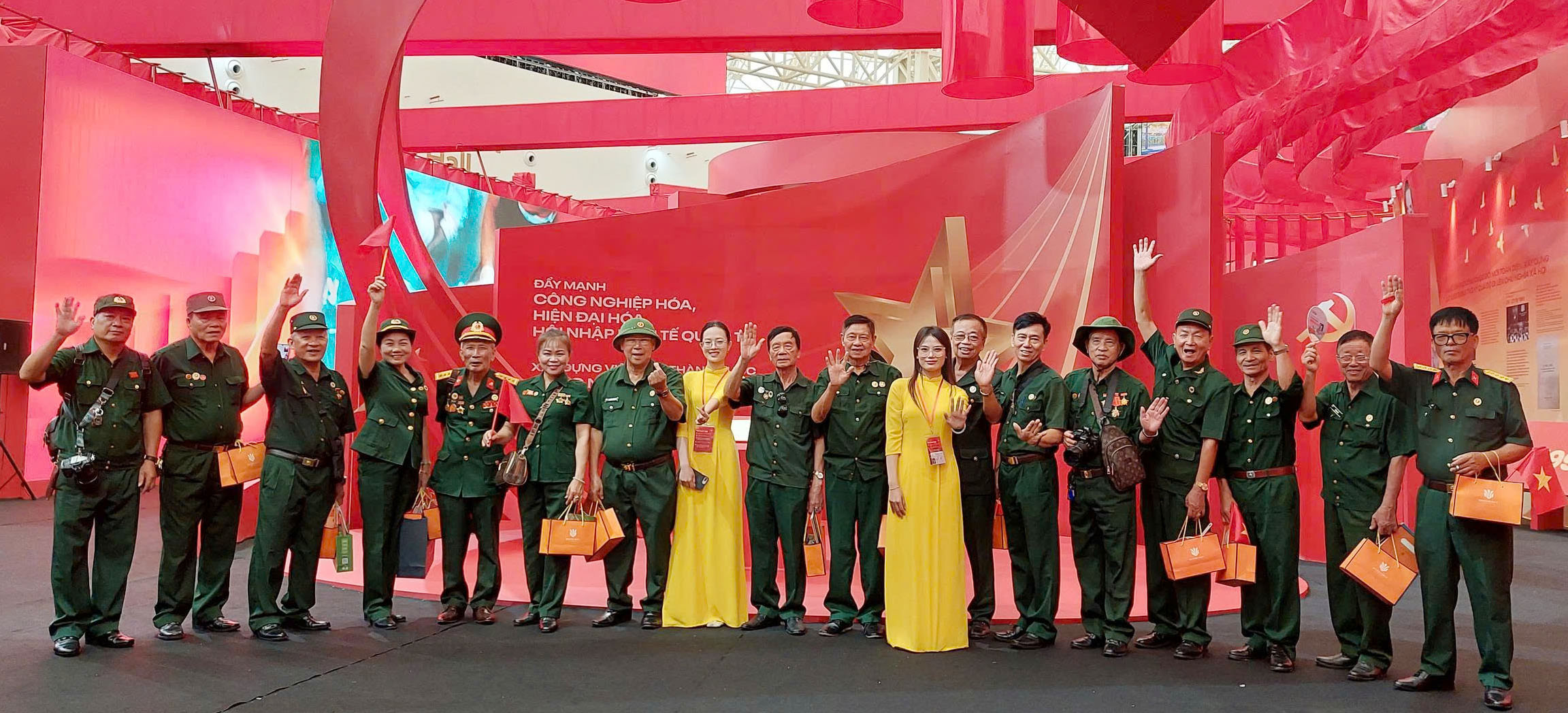 Ban Chấp hành Hội Trường Sơn Hải Phòng tham quan Trung tâm Triễn lãm Quốc gia