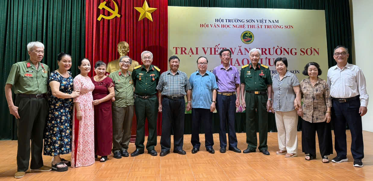 “Đêm giao lưu đượm chất màu của những người cầm bút”