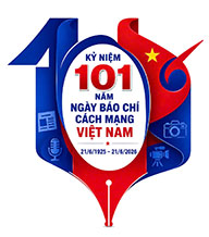 Chủ tịch Hội tặng quà cho Ban Biên tập và Các Công tác viên tích cực.