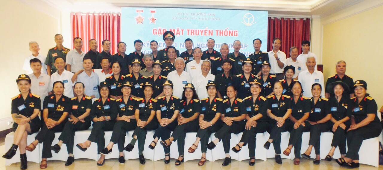 Ban Liên lạc Truyền thống Trường Sơn, Sư đoàn 571 tỉnh Ninh Bình. Kỷ niệm 51 năm ngày thành lập Sư đoàn.