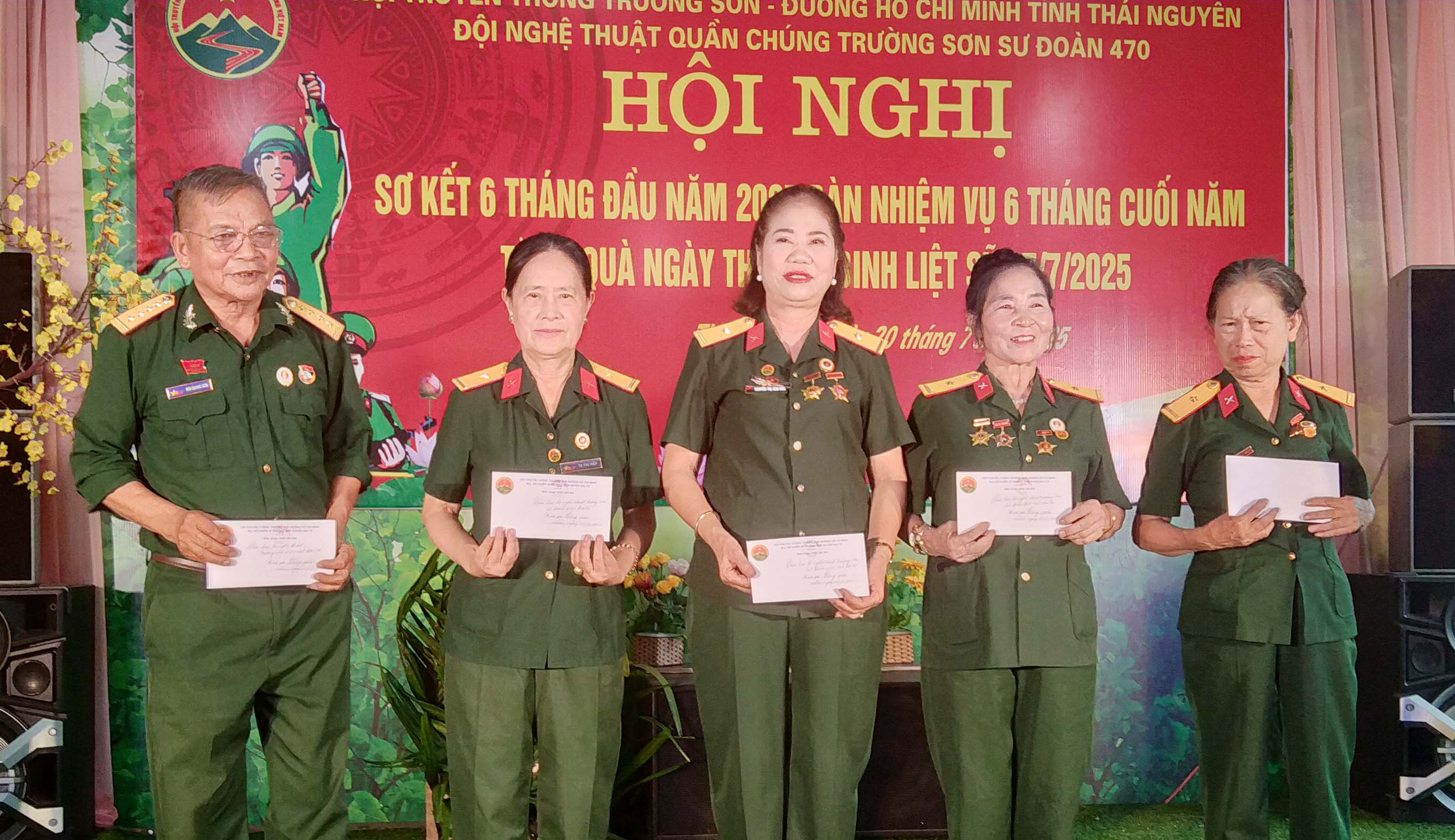 Hội Trường Sơn Thái Nguyên và Đội Nghệ thuật quần chúng Trường Sơn Sư Đoàn 470 Tặng quà nhân 78 năm ngày TBLS 27-7. 