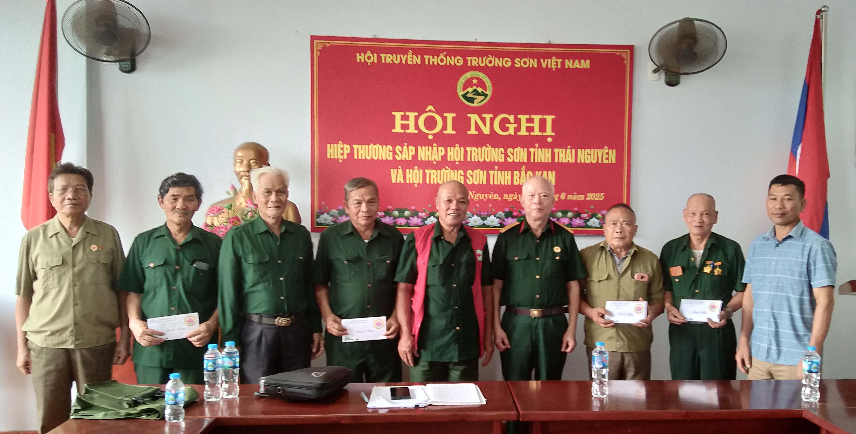 Hội Trường Sơn Thái Nguyên Tặng quà cho hội viên là nạn nhân chất độc da cam