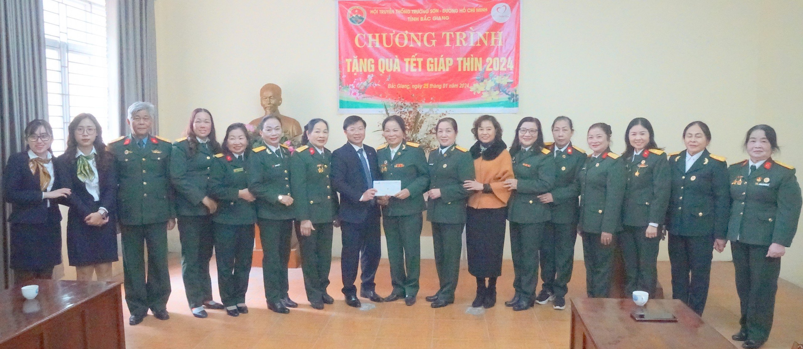 Hội nữ Chiến sỹ Trường Sơn tỉnh Bác Giang trao quà “Tết Nhân Ái” cho hội viên.
