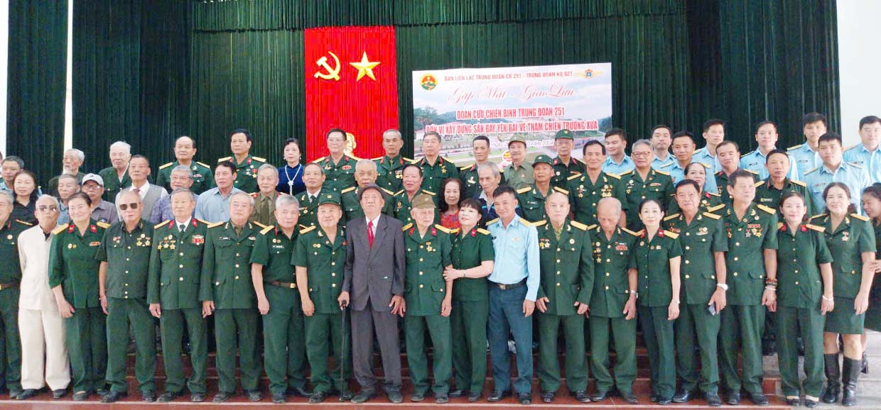 Đoàn CCB Trung đoàn Công binh 251 thăm và giao lưu với Trung đoàn Không quân 921