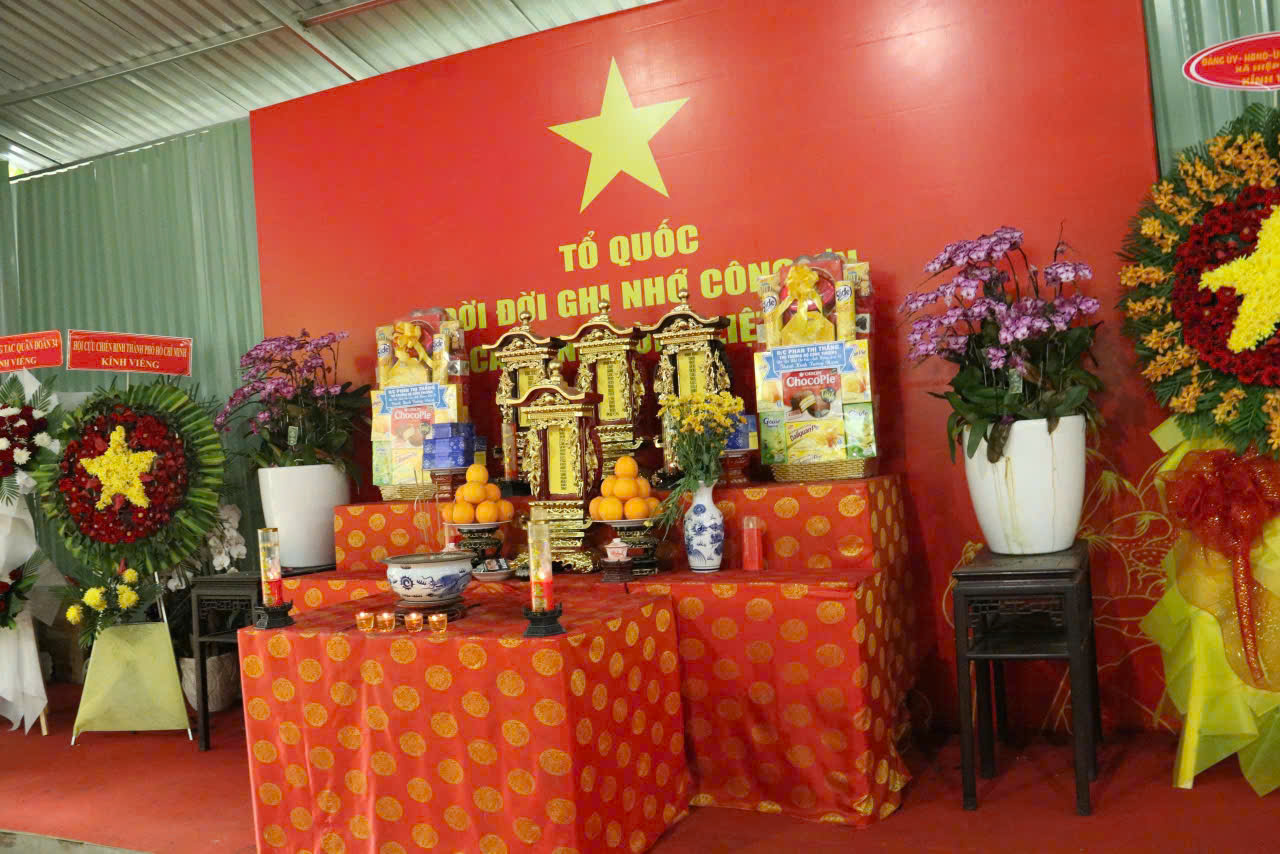 Ban Liên lạc Truyền thống Trường Sơn TP. Hồ Chí Minh đến Nơi quy tập hài cốt Liệt sỹ tại Công viên Lê Thị Riêng
