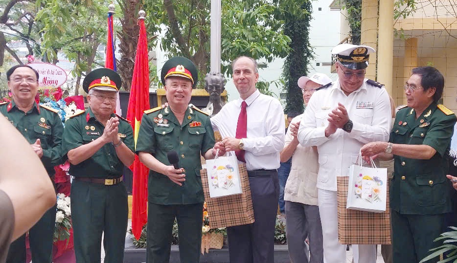 Hội Trường Sơn Việt Nam dâng hoa Anh hùng dân tộc Cu Ba José Martí