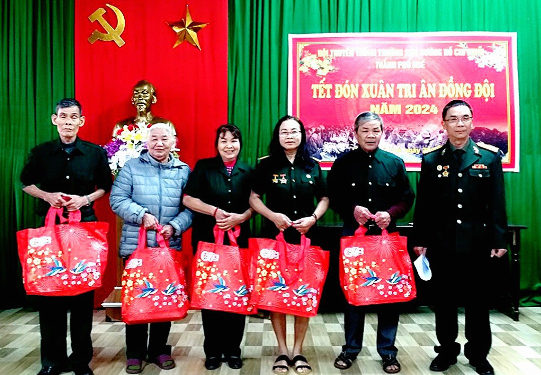 Hội Trường Sơn tỉnh Thừa Thiên Huế tặng quà tết Giáp Thìn cho Hội viên 