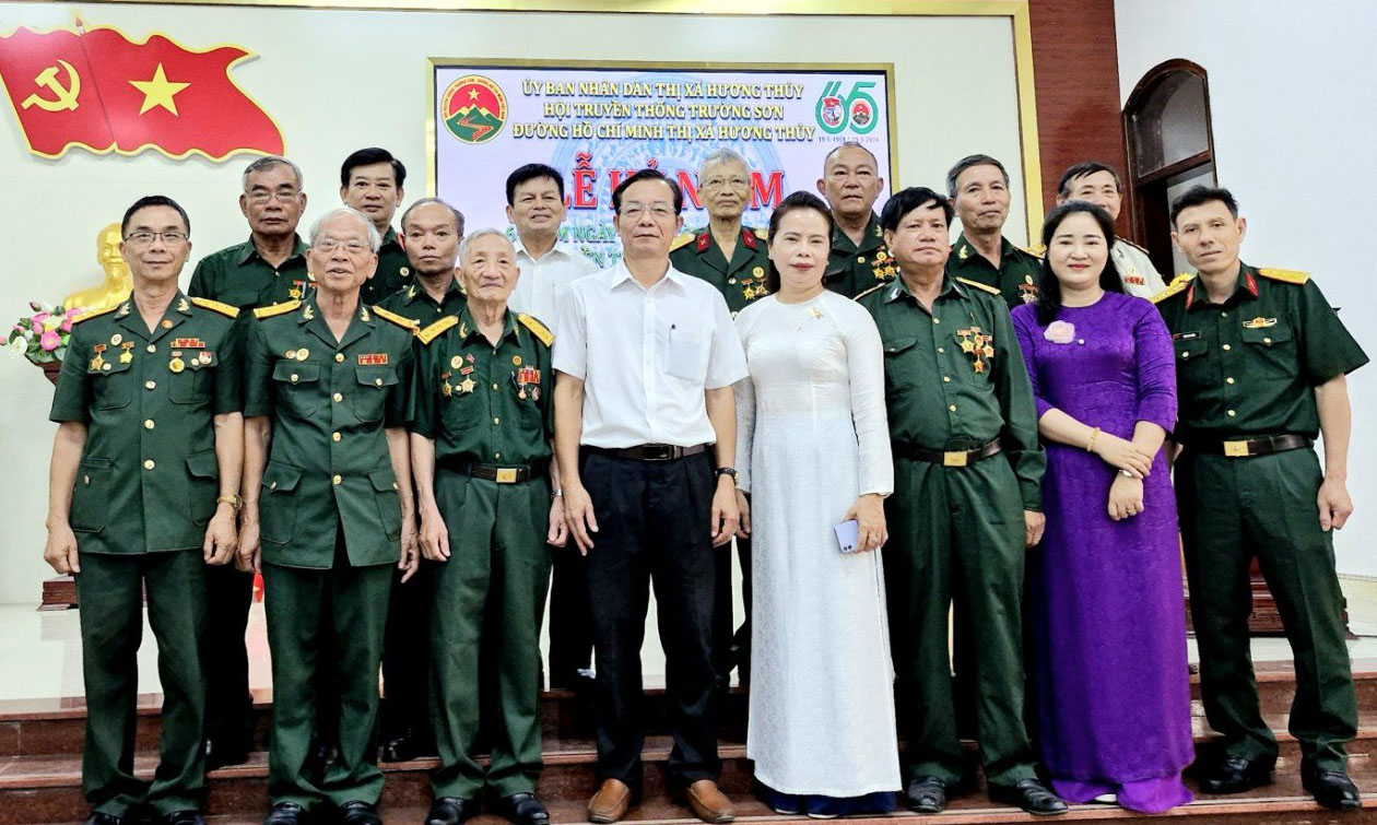 Thị xã Hương Thủy, tỉnh Thừa Thiên Huế kỷ niệm 65 năm ngày Truyền thống Bộ đội Trường Sơn.