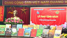 Trao tặng sách
