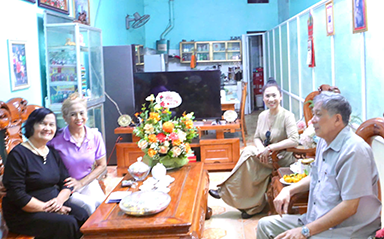 Hội Văn học Nghệ thuật Trường Sơn thăm hội viên bị lũ lụt