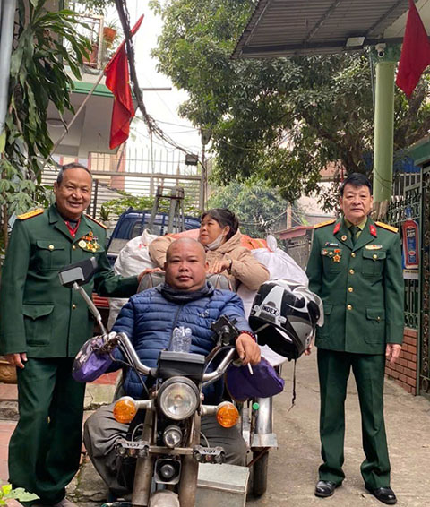 Tặng chăn, áo ấm cho nạn nhân chất độc Da cam và người khuyết tật