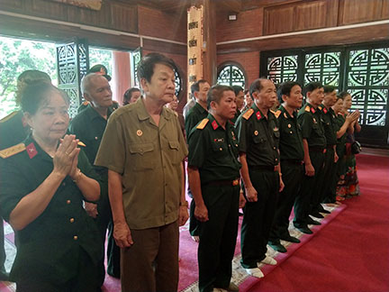 Dâng hương tưởng niệm Bác Hồ và Đồi phong tướng