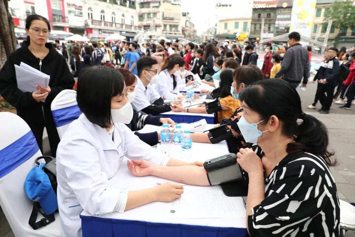 Khám bệnh miễn phí cho người dân tại lễ mít tinh hưởng ứng Ngày Sức khỏe Thế giới. (Ảnh: TTXVN)
