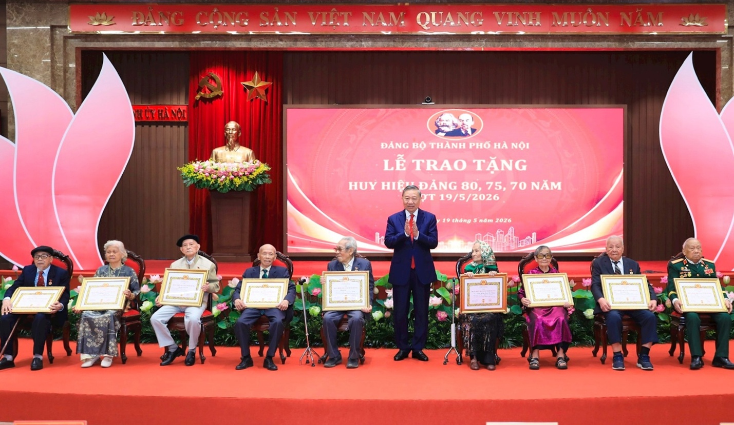 Tổng Bí thư, Chủ tịch nước Tô Lâm trao Huy hiệu 80 năm tuổi Đảng cho Đảng viên Võ Sở tại Lễ trao tặng Huy hiệu Đảng của Thành ủy Hà Nội