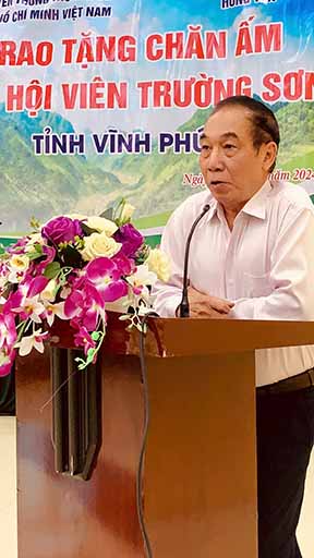 Hội Trường Sơn Việt Nam và Công ty Thanh Bình trao tặng chăn ấm