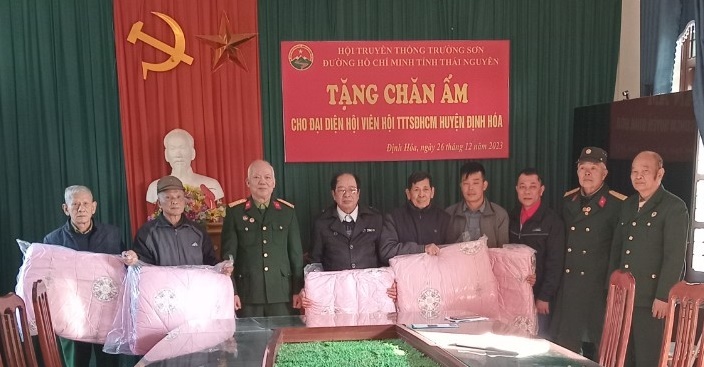 Hội viên TS huyện Định Hóa đón nhận chăn ấm