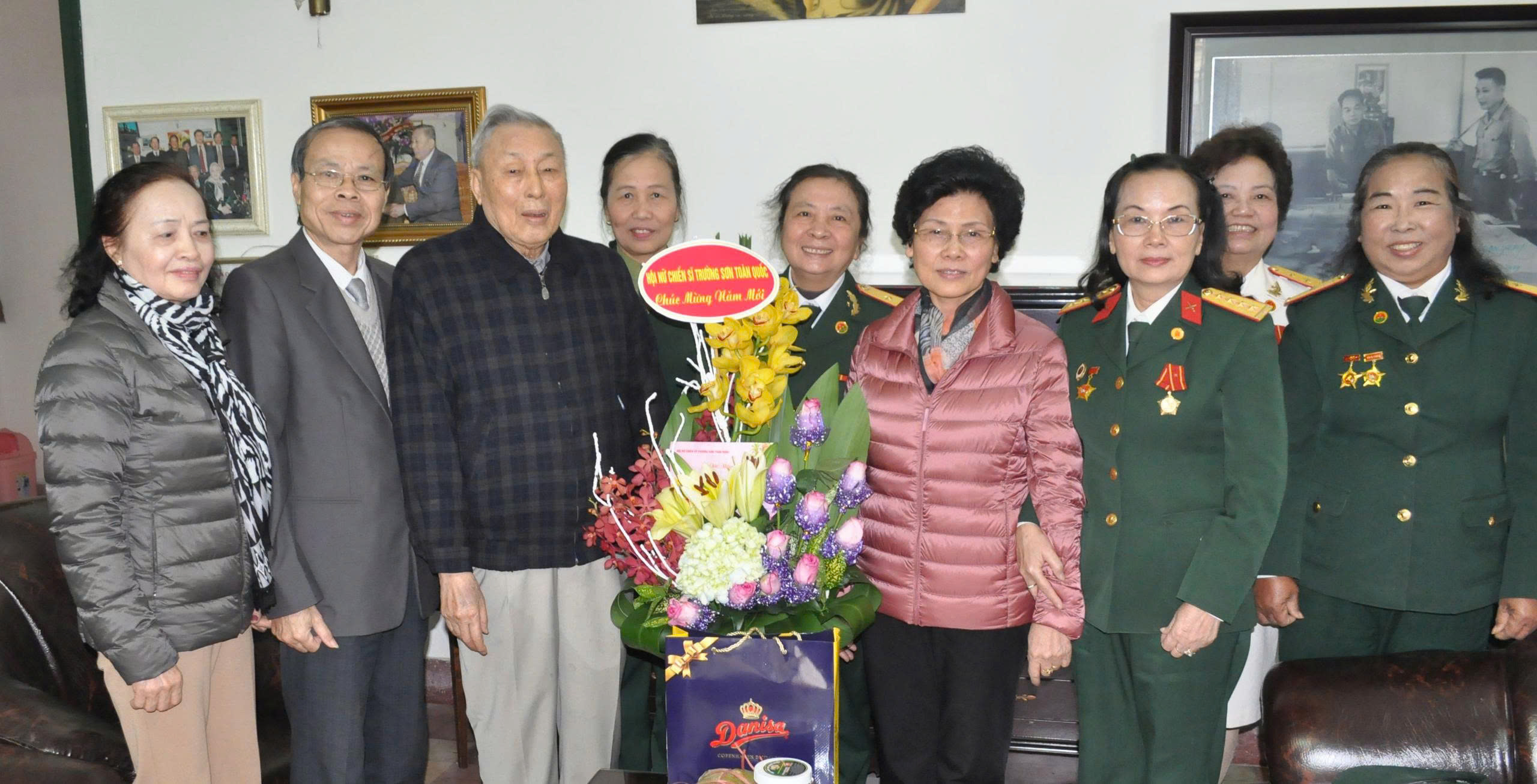 Thăm Tư lệnh Đồng Sỹ Nguyên trước thềm năm mới