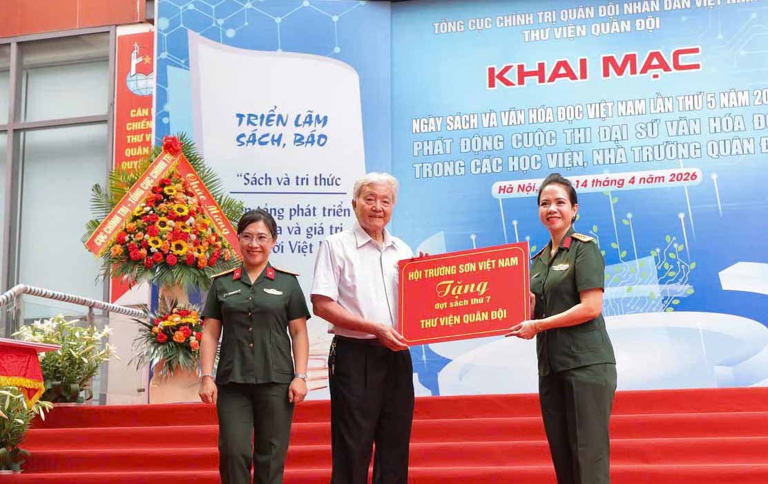 Hội TSVN tặng sách đợt thứ 7 cho Thư viện Quân đội
