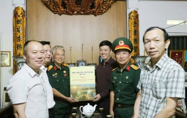 Tặng quà tri ân người có công dịp 30/4